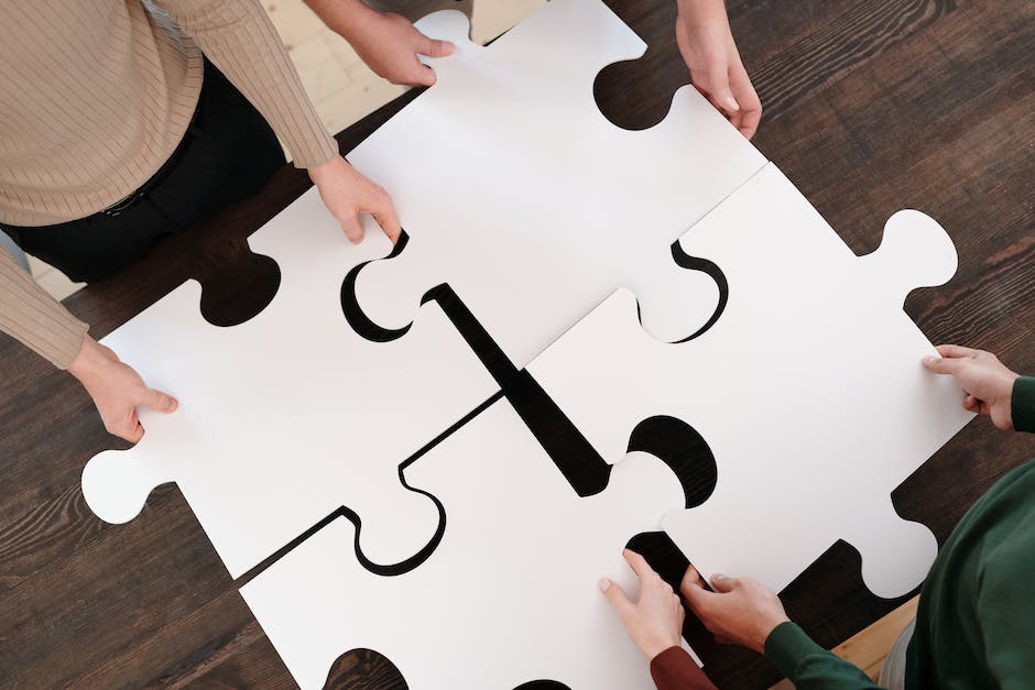 Illustration showing SEO and content marketing coming together as two puzzle pieces, representing their complementary relationship.